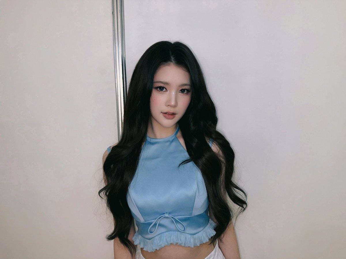 rohryuna's tweet photo. Exuding  a  winsome  gaze  and  a  luminous  aura  in  silky  cerulean  blue~  framing  my  face  in  long,  flowing  waves  and  a  dash  of  sparkle  💎🎀☁️ https://t.co/rEvqyUyB4p