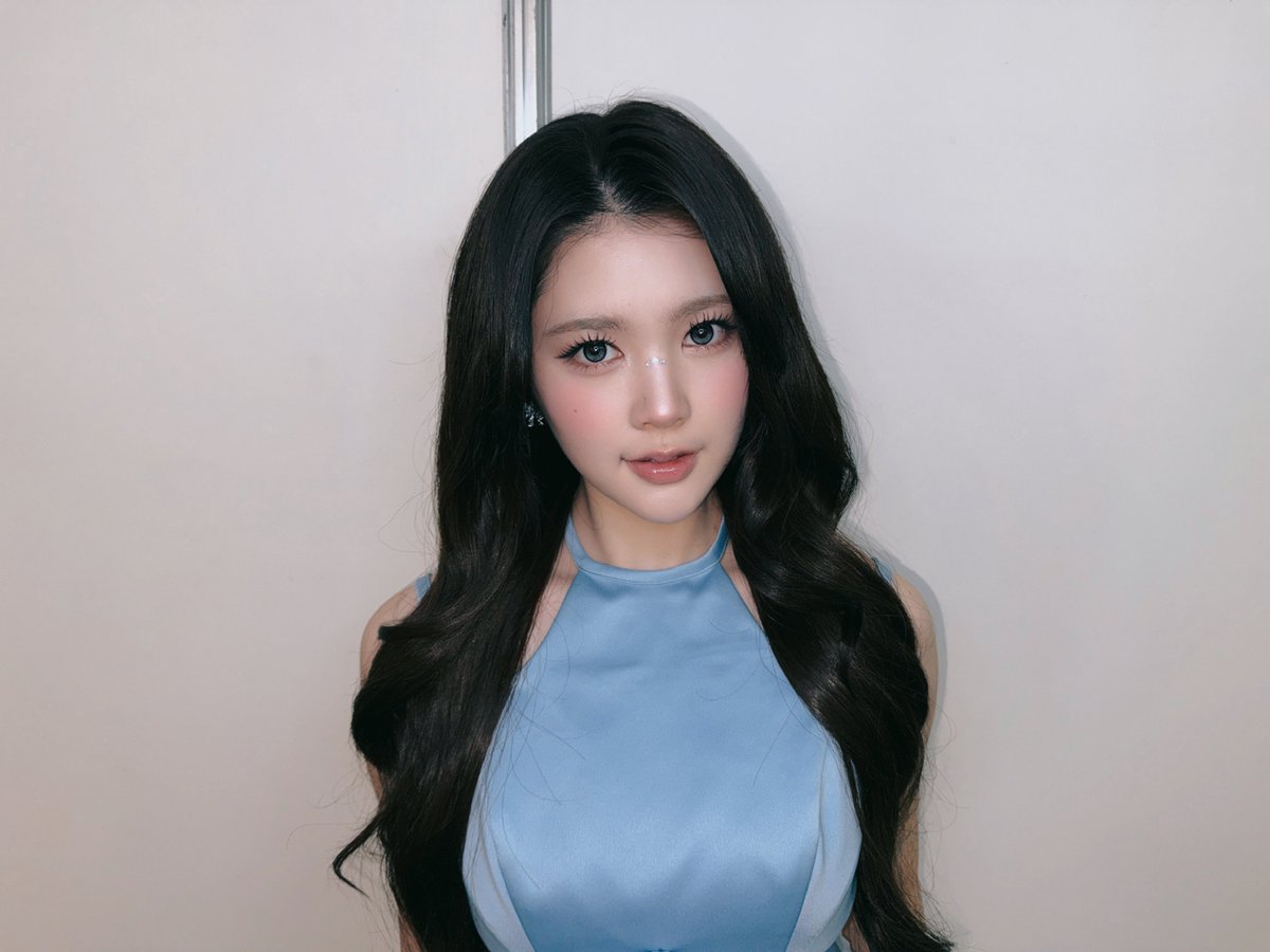 rohryuna's tweet photo. Exuding  a  winsome  gaze  and  a  luminous  aura  in  silky  cerulean  blue~  framing  my  face  in  long,  flowing  waves  and  a  dash  of  sparkle  💎🎀☁️ https://t.co/rEvqyUyB4p