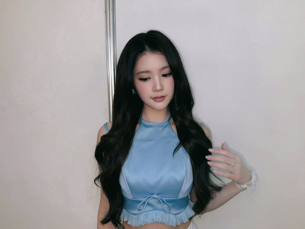 rohryuna's tweet photo. Exuding  a  winsome  gaze  and  a  luminous  aura  in  silky  cerulean  blue~  framing  my  face  in  long,  flowing  waves  and  a  dash  of  sparkle  💎🎀☁️ https://t.co/rEvqyUyB4p
