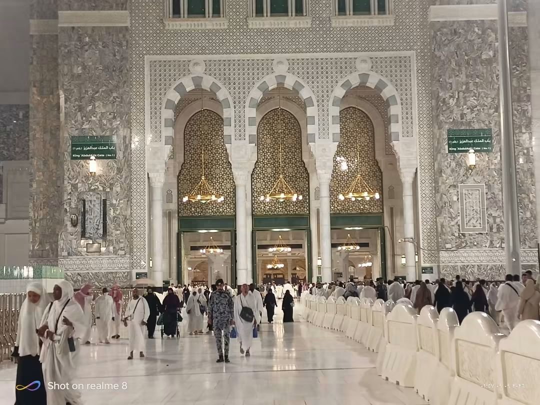 ranarashad54729's tweet photo. يا ربّ أعيش ما تبقّى من عُمري كلَّه وأنا في رحاب الحرم واجعل أُنسي بك يُغني عن كلِّ أُنس.آمنةً في رحاب بيتك، مطمئنَّةًلا يحمل قلبي همًّاولا يلتفت إلى الدّنيا وما فيها.ولا تجعل للدنيا في قلبي سلطانًا ولا يضرَّني أهلُهاولا يشغلني عنها إلّا ما يُقرِّبني إليك #Yahooニュース #Yeraltı https://t.co/avdc29z6Iv