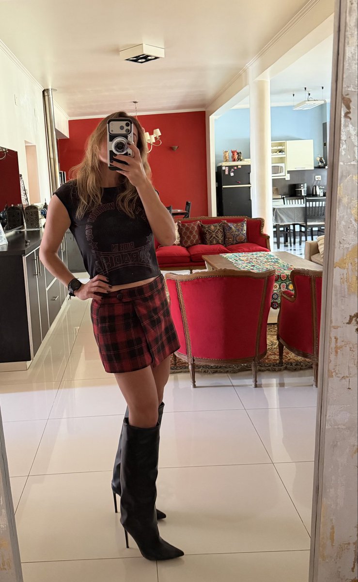 eraserena's tweet photo. Si hay algo que las gordas sabemos es sacarnos fotos. Clima ideal para mini con botas. https://t.co/go5eSBus19