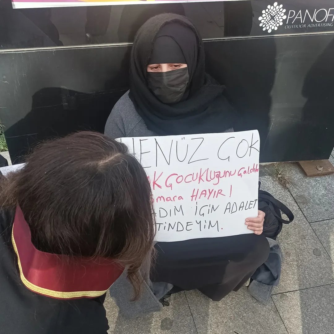 meneymn's tweet photo. Bu Fotoğrafı 27 Ocakta Çekmiştim Fatmanur Çelik, Hem Kendini Hemde 3 Yaşındaki Kızı Hifa'yı İstismar Eden Ayhan Şengüler'in Tutuklanmasını İstiyordu. 

 "Başıma Birşey Gelirse İntihar Demeyin" Dedikten Günler Sonra Kızı İle Zeytinburnu Sahilinde Ölü Bulundu. https://t.co/82c7x0z5wH