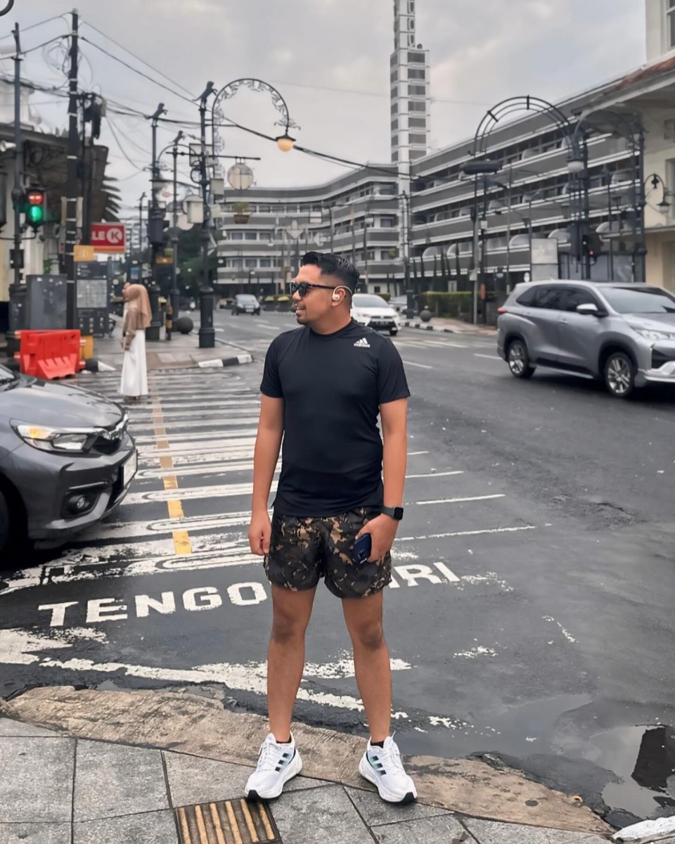 LeonardoLenort's tweet photo. I don’t run to add days to my life. I run to add life to my days. Run when you can, walk if you must, crawl if you must—but never give up. https://t.co/OIQHOEZ7YO
