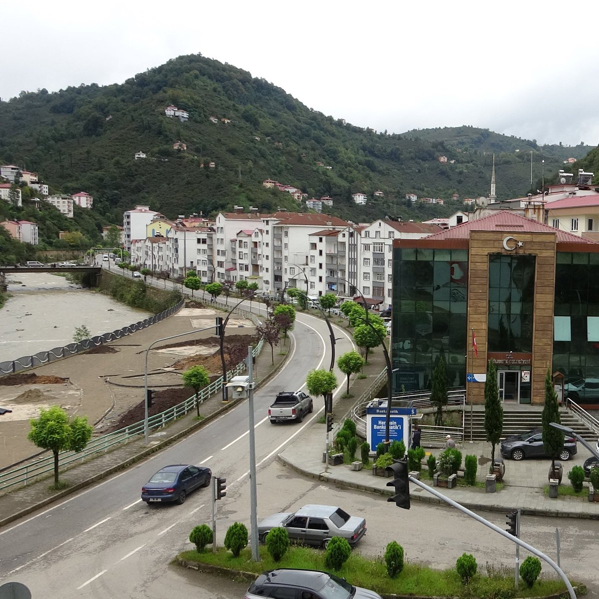 Xraidus's tweet photo. The number of people from Yağlıdere, Giresun, living in the USA is more than double the population of Yağlıdere itself.

▬ Population of Yağlıdere, Giresun: 14,600

▬ Population of people from Yağlıdere living in the USA: 30,000+ https://t.co/wRFCTl5M8o