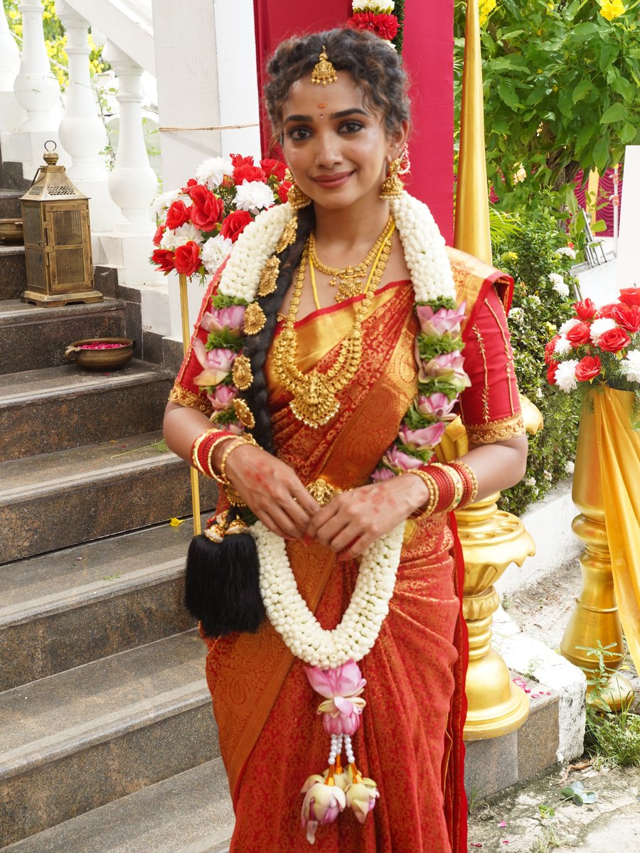 meenu_sissy's tweet photo. For marriage I asked dowry as more jewels from wife family. Wife family tells they give dowry as jewels on one condition. During marriage they made wear heavy jewels, dressed in saree even they put Make up and flowers in hair completely made me as bride. https://t.co/DKbnhpqmZ1