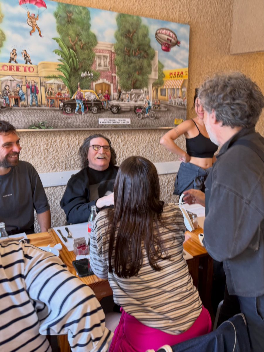 archivocharly's tweet photo. The one and only... Mr Charly García ❤️‍🩹
Hoy, comiendo algo rico con su gente 🍔 https://t.co/tWDmd0jQau