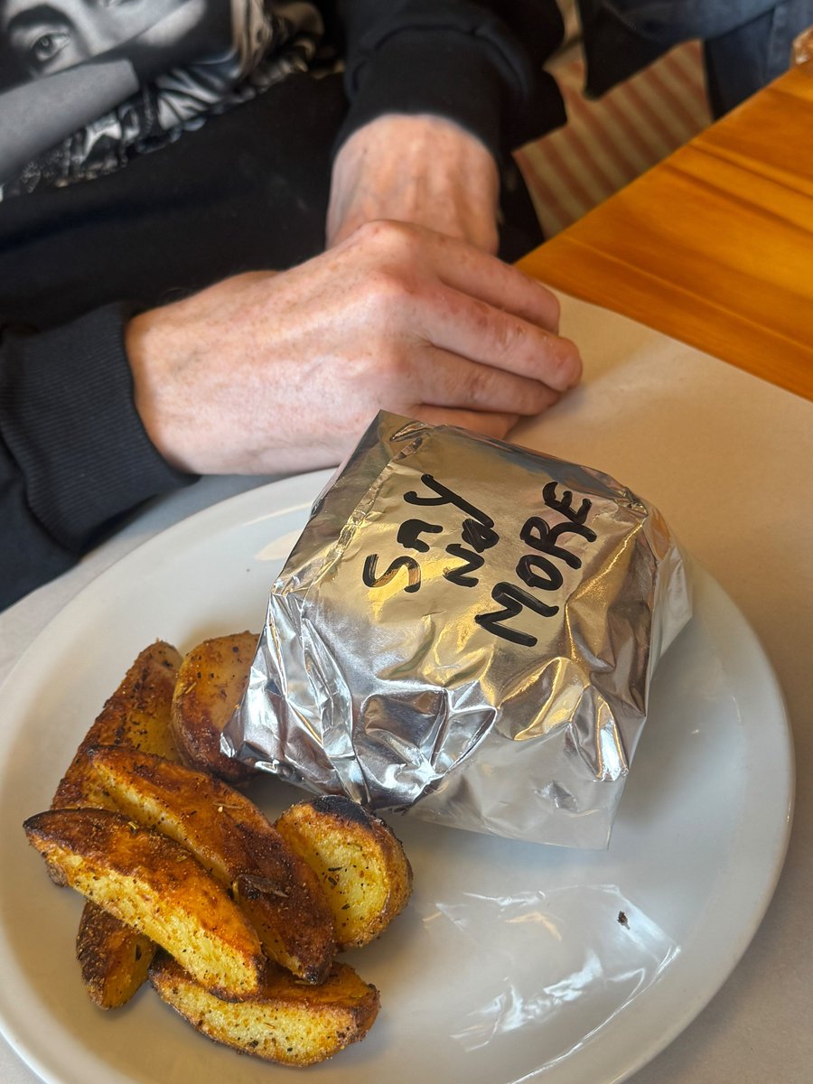 archivocharly's tweet photo. The one and only... Mr Charly García ❤️‍🩹
Hoy, comiendo algo rico con su gente 🍔 https://t.co/tWDmd0jQau