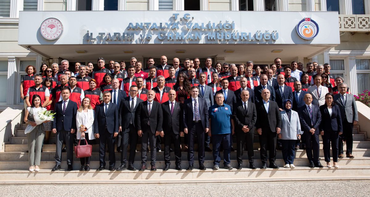 ahmtbgc's tweet photo. İl Müdürlüğümüzü ziyaret ederek ilimizdeki tarım ve ormancılık faaliyetlerini, sahadaki ihtiyaçları ve öncelikli çalışma alanlarımızı değerlendirdik. Özveriyle görev yapan tüm çalışma arkadaşlarımıza teşekkür ediyorum.

COP31 hazırlıklarını da yerinde inceleyerek çalışmaların son durumunu değerlendirdik. Ülkemizin ev sahipliğinde gerçekleştirilecek COP31’in, tarım ve ormancılık alanında uluslararası iş birliğimize katkı sunmasını diliyorum.@TCTarim #cop31 

📍Antalya
