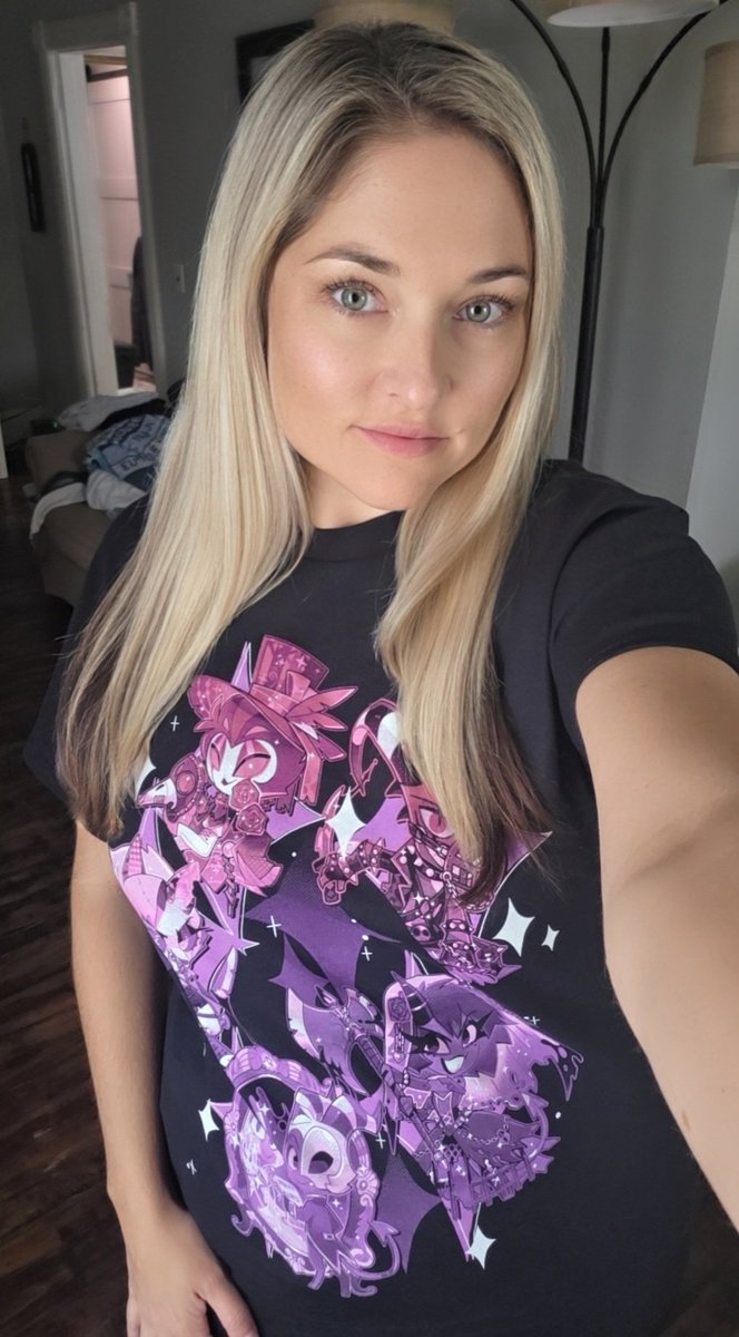stolitz_37's tweet photo. I love the colours of this shirt so much!! 💖✨️ #HelluvaBoss #HotTopic #HelluvaBossMerch https://t.co/a9vaNOVZus