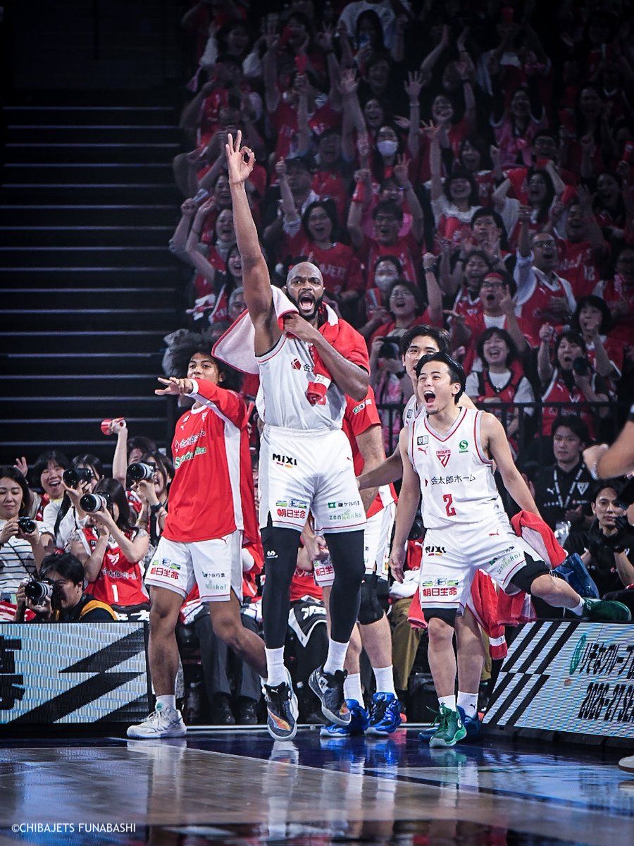 CHIBAJETS's tweet photo. 【きょうのべんち】
ベンチも射抜く #恋する放物線💘
#chibajets #Bリーグ #金近廉 #明日も期待してます✨️ https://t.co/IXnuwi3vDk