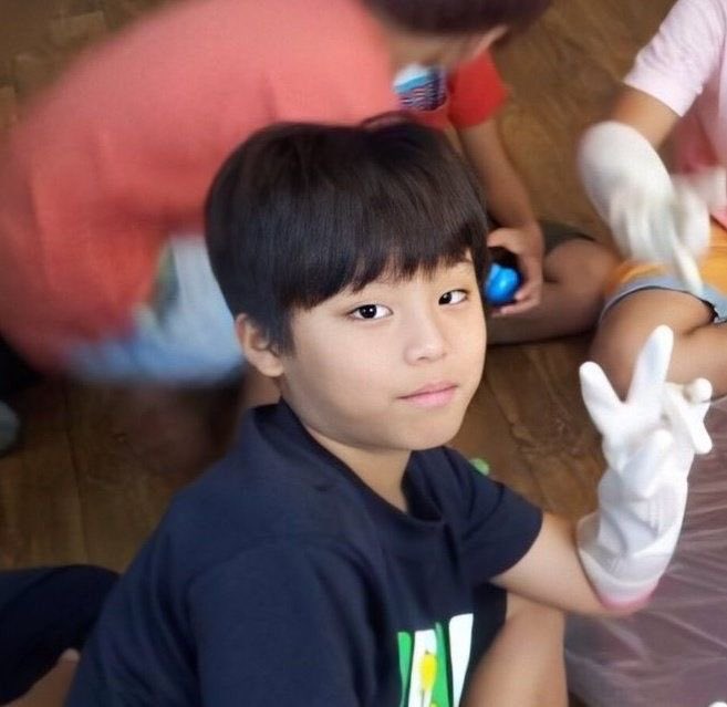 lutowz's tweet photo. little jeongwoo loved making bracelets and giving them to his parents 😭😭 https://t.co/L4RxaCXFjP