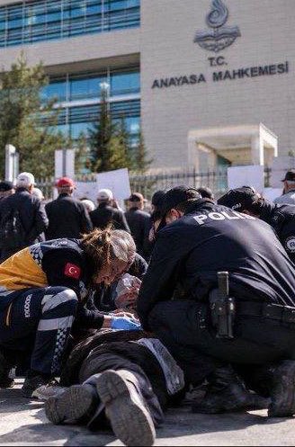 istbarososu's tweet photo. — Ankara’da emeklilerin AYM önünde düzenlediği eylemde “Geçinemiyoruz” diyerek başına ateş eden emekli polis memuru Ali Şekeroğlu, hayatını kaybetti. https://t.co/39bFvkbx3Q