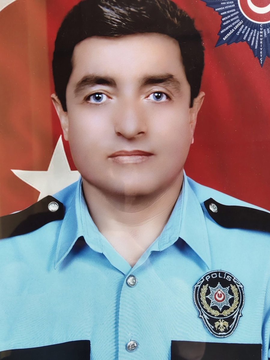 istbarososu's tweet photo. — Ankara’da emeklilerin AYM önünde düzenlediği eylemde “Geçinemiyoruz” diyerek başına ateş eden emekli polis memuru Ali Şekeroğlu, hayatını kaybetti. https://t.co/39bFvkbx3Q