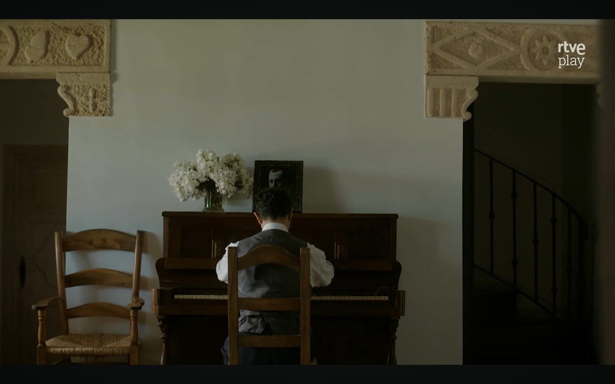 ARMH_Memoria's tweet photo. En el documental de TVE sobre Federico García Lorca hay una imagen suya tocando el piano con una foto de José Antonio Primo de Rivera. Es un insulto a la memoria del poeta. Ayúdanos a  exigir que retiren el documental de la página de @rtve retuitteando.
@Josepablo_ls @CdItve https://t.co/Xy2Usw0DRw