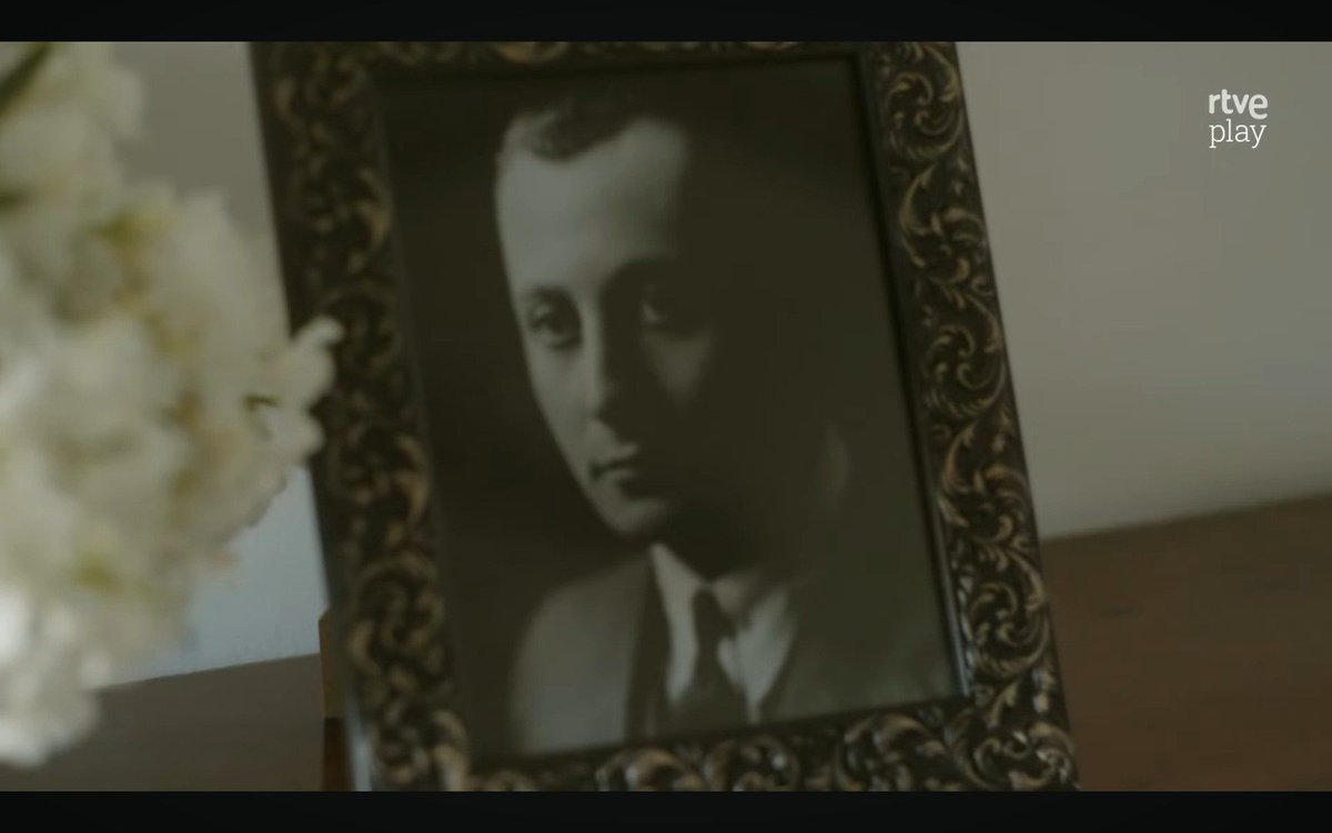 ARMH_Memoria's tweet photo. En el documental de TVE sobre Federico García Lorca hay una imagen suya tocando el piano con una foto de José Antonio Primo de Rivera. Es un insulto a la memoria del poeta. Ayúdanos a  exigir que retiren el documental de la página de @rtve retuitteando.
@Josepablo_ls @CdItve https://t.co/Xy2Usw0DRw