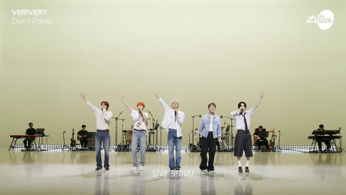 iluvvrvr's tweet photo. #itsLive_event_VERIVERY_5
제 최애장면은 달라보이지 에서 다같이 손 뻗는장면이에요😁 음방에서는 안무가 다른데 잇츠라이브에서는 이 버전으로 춰서 귀여웟음ㅠ 이 장면 풀샷으로 잡아준 잇츠라이브님들 너무너무 감사하시다🥹🫰 앞으로도 함께해요💕💕 https://t.co/DaSfrwWyqB