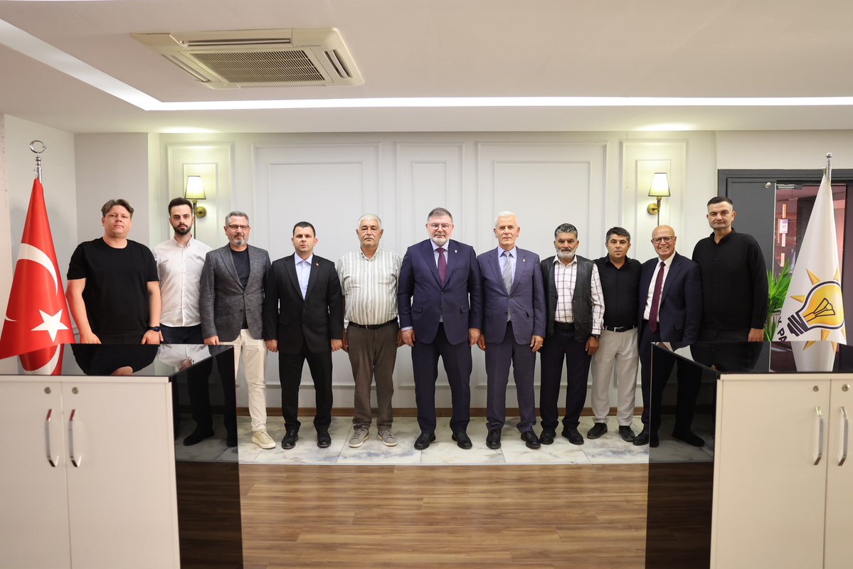 Bilalsaygili's tweet photo. Kemalpaşa Akalan Mahalle Muhtarımız Mesut Çaktuğ ve Sütçüler Mahalle Muhtarımız Sedat Özışık’ı; İlçe Başkanımız Metin Yaşar ve Belediye Meclis Üyelerimizle birlikte İl Başkanlığımızda ağırladık.

Mahallelerimizin ihtiyaçlarını, hemşehrilerimizin beklentilerini ve Kemalpaşa’mızın yarınlarına değer katacak çalışmaları istişare ettik.

Muhtarlarımız, milletimizle aramızdaki en güçlü gönül köprülerinden biri. Sahadan gelen her talebi önemsiyor, çözüm bekleyen her meseleyi yakından takip ediyoruz.

Kemalpaşa’mızın her mahallesinde hizmeti büyütmek, hemşehrilerimizin hayatına dokunan kalıcı işler ortaya koymak için aynı samimiyet ve kararlılıkla çalışmaya devam edeceğiz.

Nazik ziyaretleri ve kıymetli katkıları için muhtarlarımıza teşekkür ediyorum.