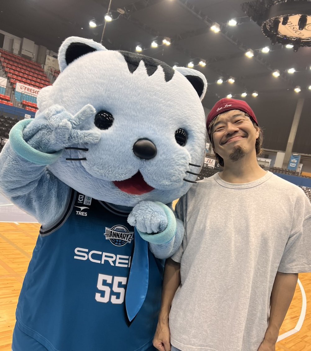 takuma10feet's tweet photo. ハンナリーズの歌作らせていただきました。にゃリン要素濃い目です。"にゃにゃにゃにゃ..."ていう「ニャーイング(ブーイング)」の連呼があったり。はんにゃリンの幻のガールフレンドのハンナも歌詞に登場したり。初のクラップあったり。機会あったら是非聴いてみてください。 https://t.co/Wf9KPxs6P3