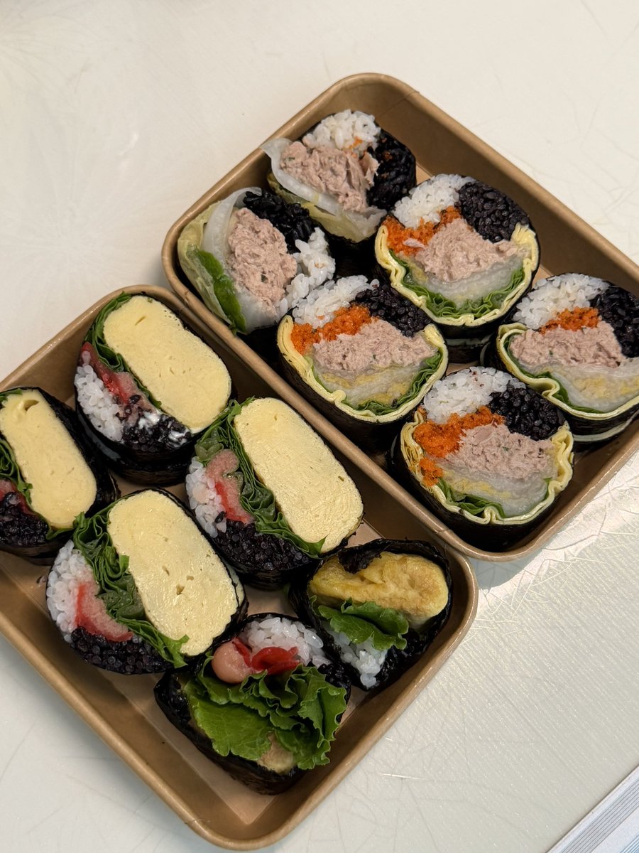 hhyttts's tweet photo. 근데 식뮬원 김밥 .. 첨 먹어봣눈데 .. 극찬할 정돈 아닌 것 같으다 명란은 좀 먹을수록 비린 느낌 묵참은 그냥 무난? 그치만 이 가격으로 굳이 ?? 싸다김밥이 훨 맛잇둠 .. https://t.co/7vOBv7yzvs