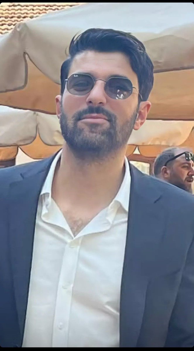 angilzbx's tweet photo. هذا الممثل يشبه انجين جداً 🙊 
هل ترون ذلك ؟؟؟ 

#EnginAkyürek https://t.co/pbPP40DQNe