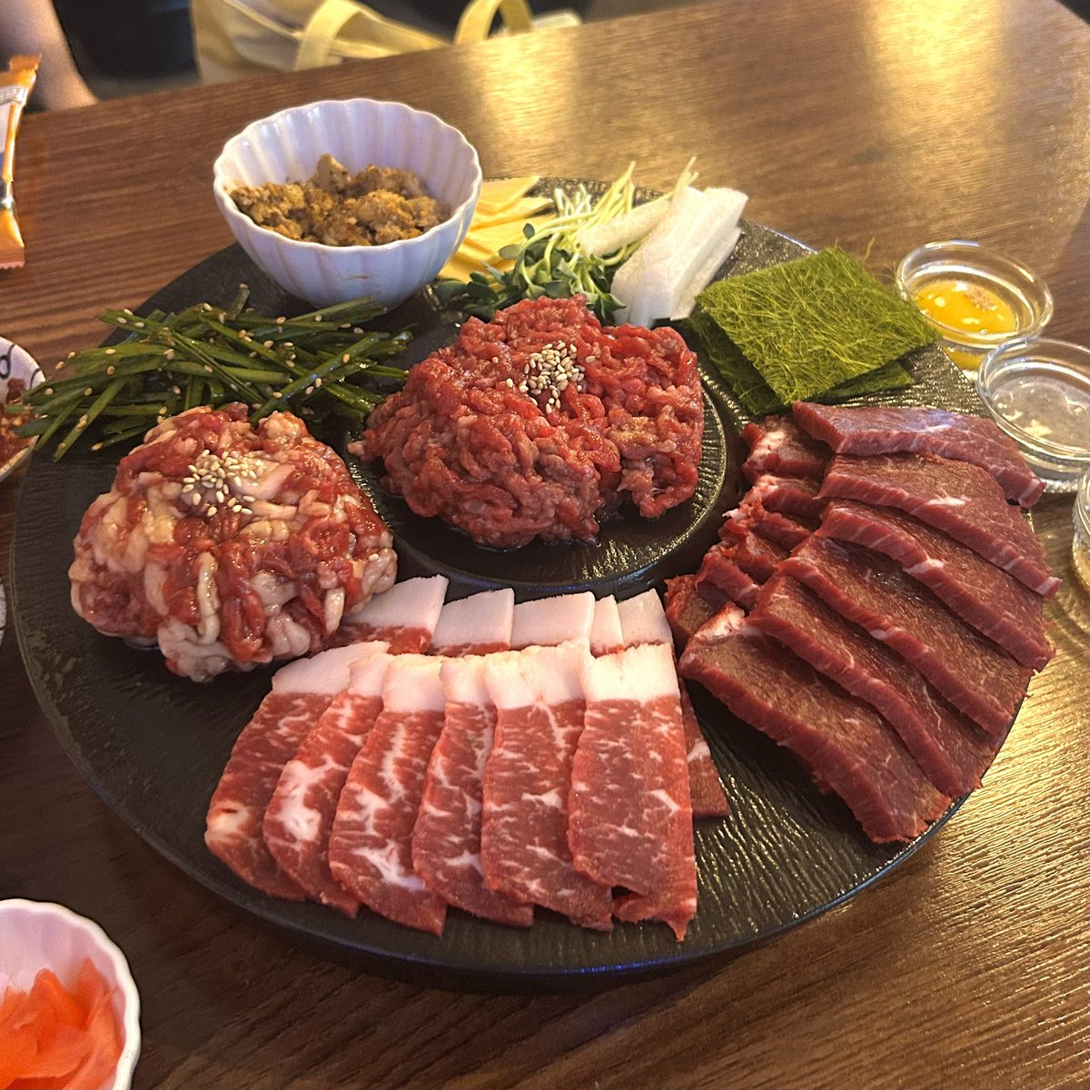 gogopang2's tweet photo. 철분이 부족한 거 같아서
차돌 육회 차돌 육사시미 육회 육사시미 먹었어요。 https://t.co/fIDQ6xhOsu