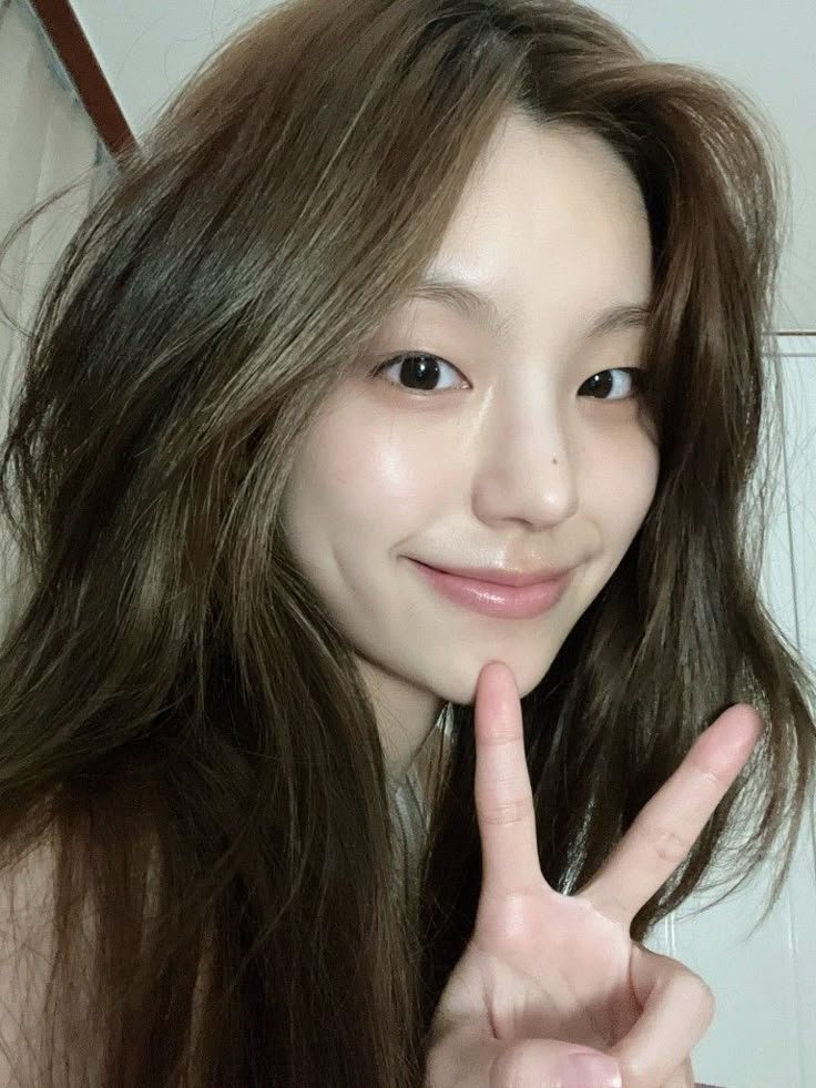 yezylovre's tweet photo. since we're doing this here's a barefaced yeji appreciation thread.
(little to no make-up) https://t.co/vOPsUXRYJL