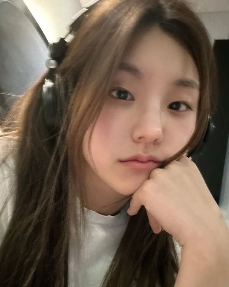 yezylovre's tweet photo. since we're doing this here's a barefaced yeji appreciation thread.
(little to no make-up) https://t.co/vOPsUXRYJL