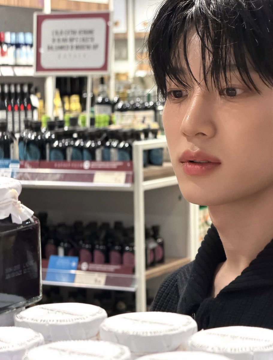 etherea_BC's tweet photo. Those kissable pretty lips—that's why yoonsik can't take his eyes off them 😌 https://t.co/WaE7cr6Rzx