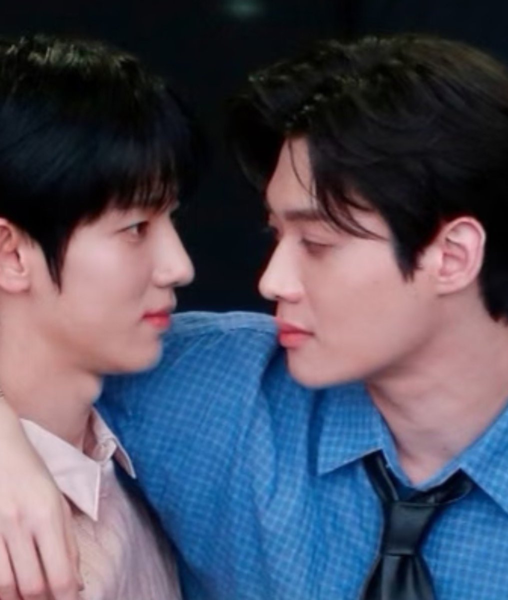 etherea_BC's tweet photo. Those kissable pretty lips—that's why yoonsik can't take his eyes off them 😌 https://t.co/WaE7cr6Rzx