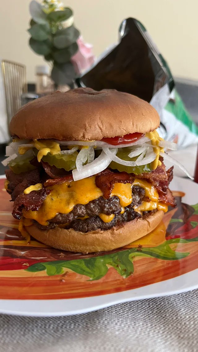FoodPleaser's tweet photo. Cheeseburger https://t.co/24rJrO9KY4