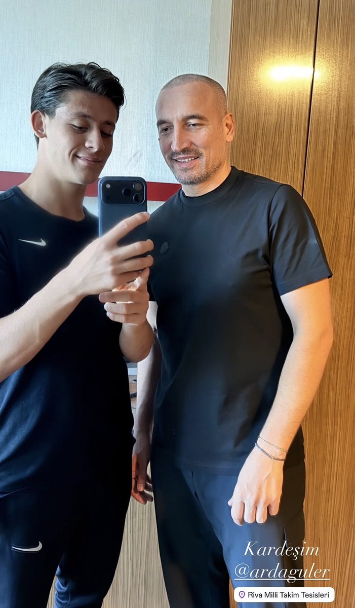 tanglecore's tweet photo. arda.... stop annihilating your hair 🧍‍♂️🧍‍♂️🧍‍♂️🧍‍♂️ https://t.co/pgYMLKiSNO
