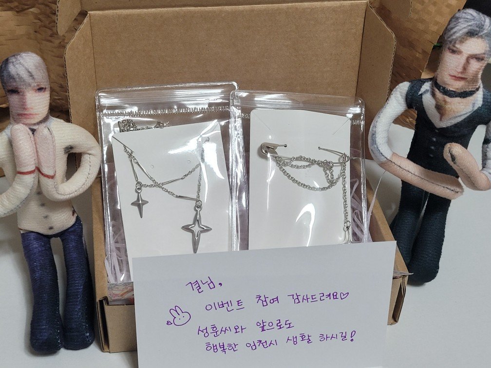 LADS_910's tweet photo. 로라님!!
보내주신 팔찌랑 메세지 잘 받았습니다🥺
향수 뿌려주셨다고 들었는데 냄새 정말,,, 성훈이랑 찰떡이어서 트윗 쓰고 있는 지금도 가슴이 떨리구요
보내주신 팔찌가 너무 예뻐서 감탄하구 팔찌 외에도 더 보내주셔서 감동했어요🥺
심성훈도 좋지만 로라님이 더 좋으네요
감사합니다💖💖 https://t.co/8HBKXrLUb9