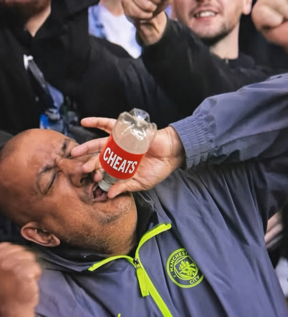 Mark29146860's tweet photo. Swallow that you fat cheating bastard 😂 https://t.co/wcED9DWsuB