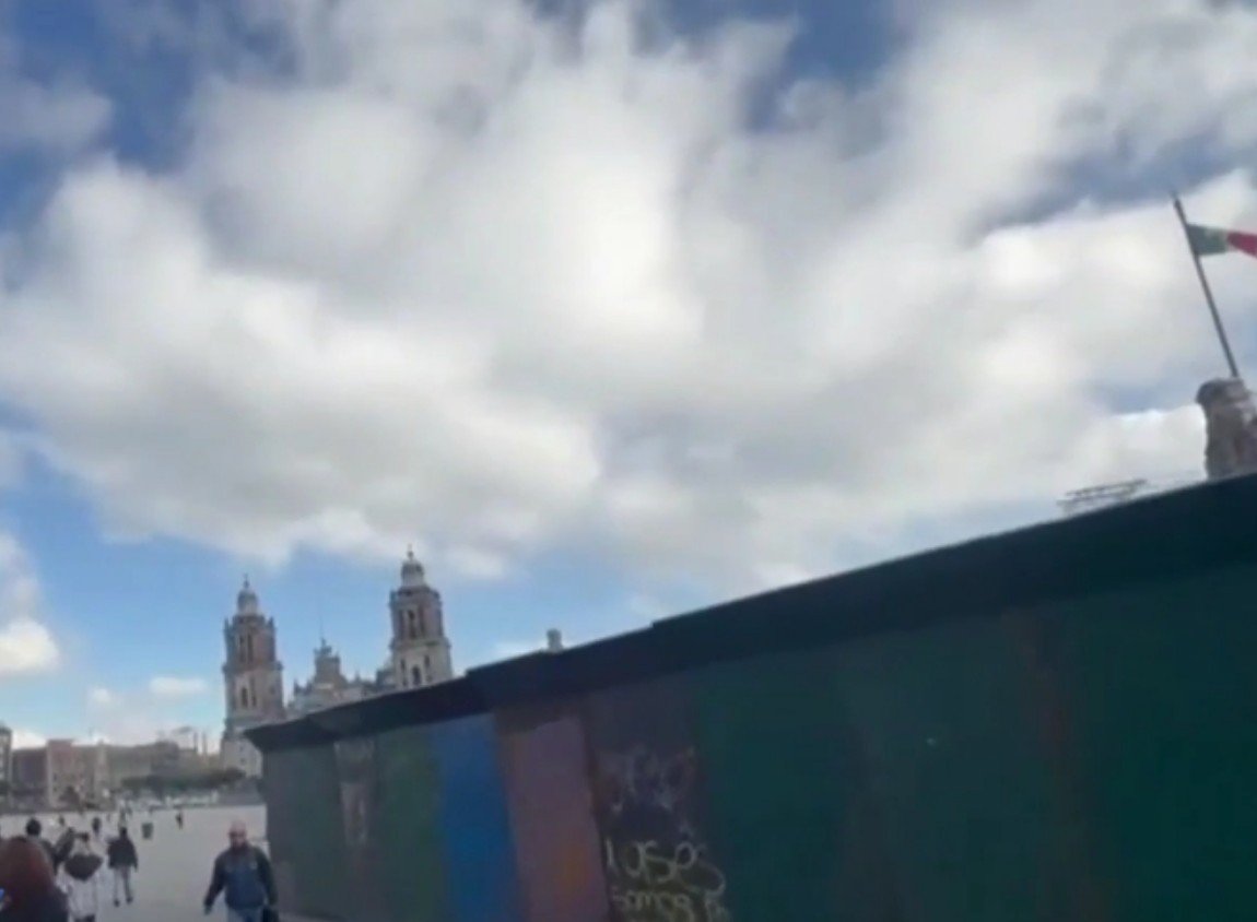 contactonews1's tweet photo. El #CentroHistórico de la #CDMX amaneció blindado con vallas metálicas y estructuras de concreto, previo a las movilizaciones por los 12 años de la desaparición de los #43normalistas de #Ayotzinapa.
#PalacioNacional, la #CatedralMetropolitana, #BellasArtes y el #ÁngeldelaIndependencia se encuentran protegidos. También fueron colocadas vallas metálicas en la #SCJN, donde este viernes a las 11:00 horas padres y madres de los normalistas realizarán un mitin.
➡️ La marcha principal será mañana a las 16:00 horas, del Ángel de la Independencia al Zócalo.