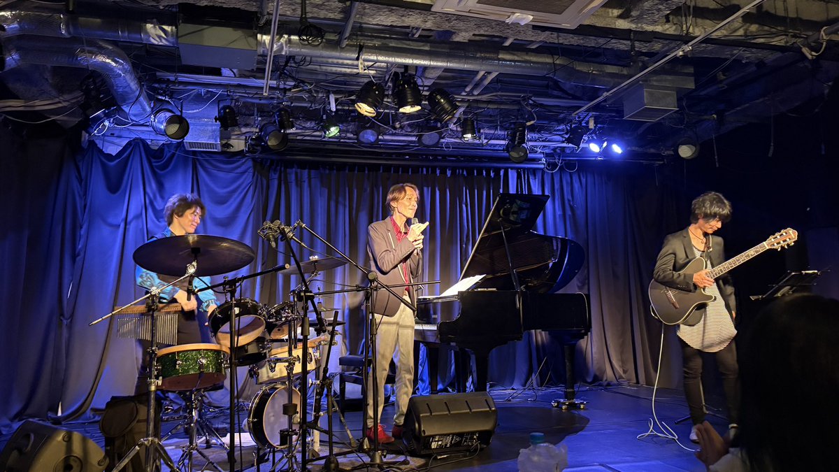 KashimiMusic's tweet photo. 中目黒TRYで「ガー��ュラボ Concert Live vol.7」を体験しました。こんな音楽があったのかと素直に驚きました。
自分が子供の頃に聴いた優雅なヨーロッパのポップスとラテン音楽のパッションが溶け合ったようなサウンド。
繊細なピアノと表情豊かなギターの掛け合いはどこか初期のPat Metheny Groupを思わせる瞬間もありとても心地よかったです。
長く音楽の仕事をしていてもまだ知らない素晴らしい音楽に出会える。もっと多くの人に届いてほしいと思った夜でした😊
#ガージュラボ #GarjueLab #中目黒TRY @BigmadeMusic