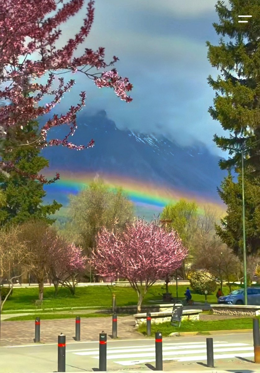 lfsur's tweet photo. ¡Buen día! ¡Asoma el arcoiris en la Cordillera! 
El Bolsón. Rió Negro. 
Patagonia 🇦🇷🧉🌈🍀 https://t.co/f48gRQGIiy
