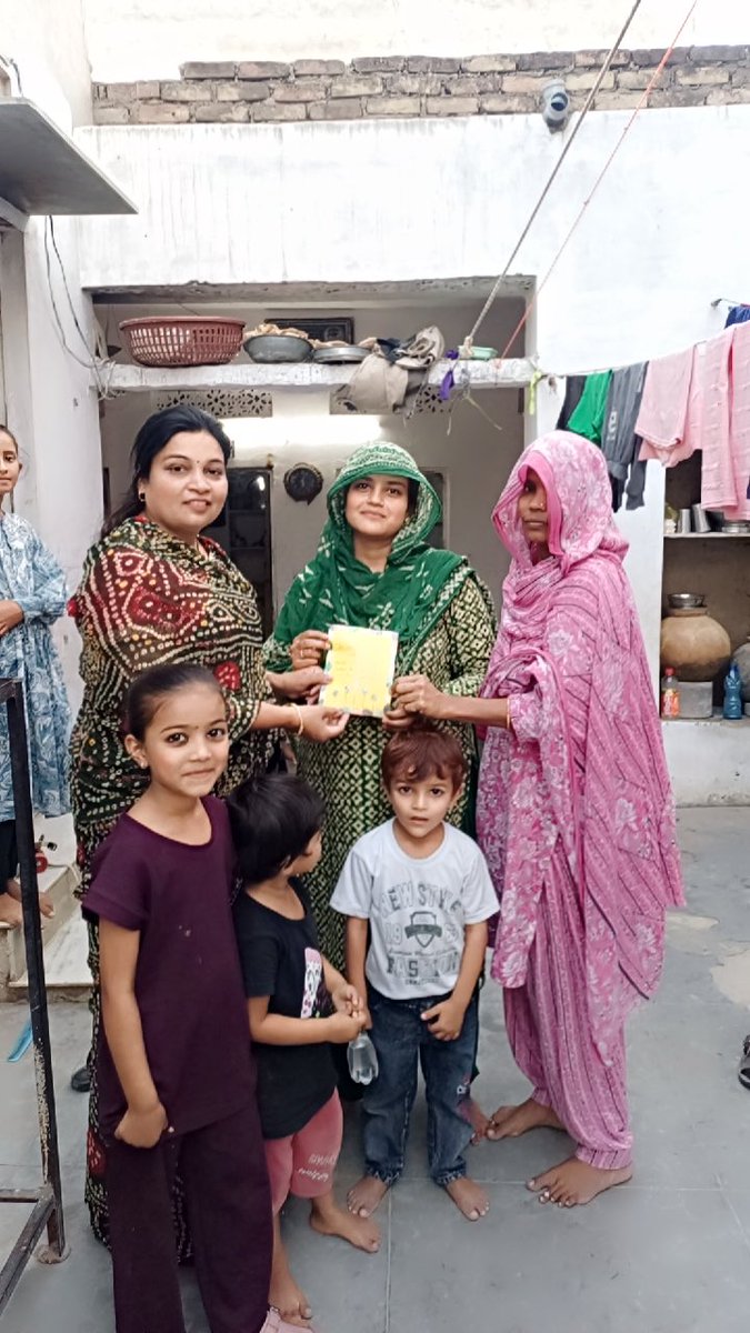 icds_rajasthan's tweet photo. आंगन मिलन 🌸
आंगनवाड़ी कार्यकर्ता द्वारा हाथों से निमंत्रण पत्र तैयार कर नागरिकों एवं जनप्रतिनिधियों को कार्यक्रम में स्नेहपूर्वक आमंत्रित किया गया।

अनीता शर्मा | आंगनवाड़ी कार्यकर्ता
आंगनवाड़ी केंद्र – फिरदौस कॉलोनी
सेक्टर – रामदेव रोड | प्रोजेक्ट – पाली ग्रामीण | https://t.co/effZL4pc8D