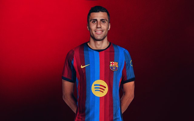 YasujiroOficial's tweet photo. Rodri se ha ido del Manchester City, donde todo su palmarés se debe a los 114 incumplimientos de fair play financiero. Ha llegado a un club que gana sus títulos gracias a los incumplimientos de fair play financiero y a los arbitrajes del Cártel Técnico Arbitral. https://t.co/JJBRAZaevN
