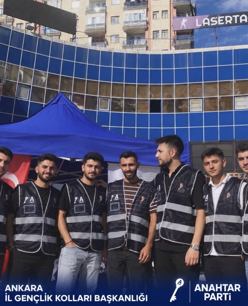 Anahtarankaragk's tweet photo. Yenimahalle’de Anahtar Gençlik sahada! 

Yenimahalle İlçe Gençlik Kolları Başkanlığımız, Karşıyaka İş Merkezi karşısında stand çalışmalarına devam ediyor.

Genç arkadaşlarımızla tanışıyor, sohbet ediyor; fikirlerini, beklentilerini ve geleceğe dair düşüncelerini dinliyoruz. https://t.co/e5fmNAvkAc