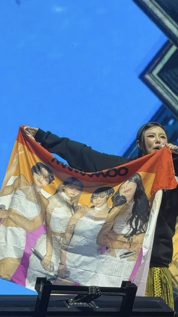 ultmoonsun's tweet photo. im getting the message you're trying to convey wheein 👩‍❤️‍💋‍👩 https://t.co/tCnXFP29a5