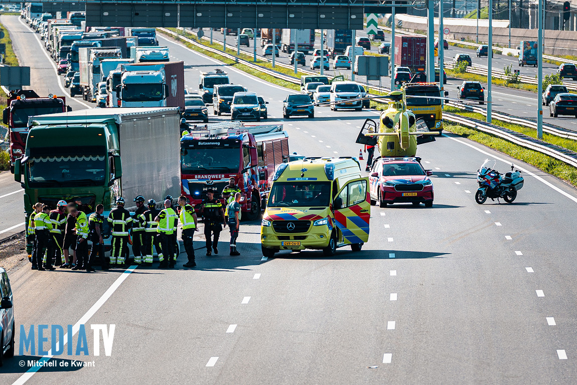 Aanrijding tussen auto en vrachtwagen op A15 bij Barendrecht