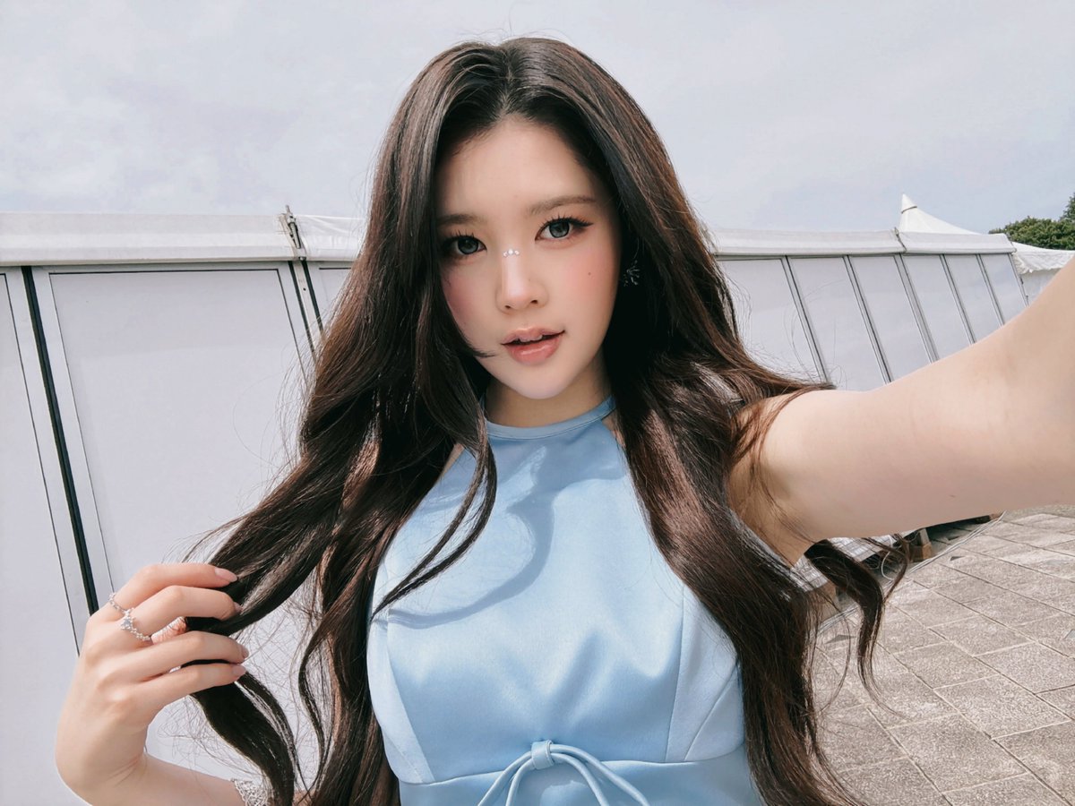 rohryuna's tweet photo. Bathed  in  gentle  daylight  and  wrapped  in  soft,  ethereal  azure  tones.  Every  hue  of  baby  blue  feels  like  a  breath  of  fresh  air—a  perfect  blend  of  grace,  warmth,  and  quiet  confidence.  Dainty  and  charming  under  the  sun.  🦋🪽 https://t.co/awqFuYDbm7