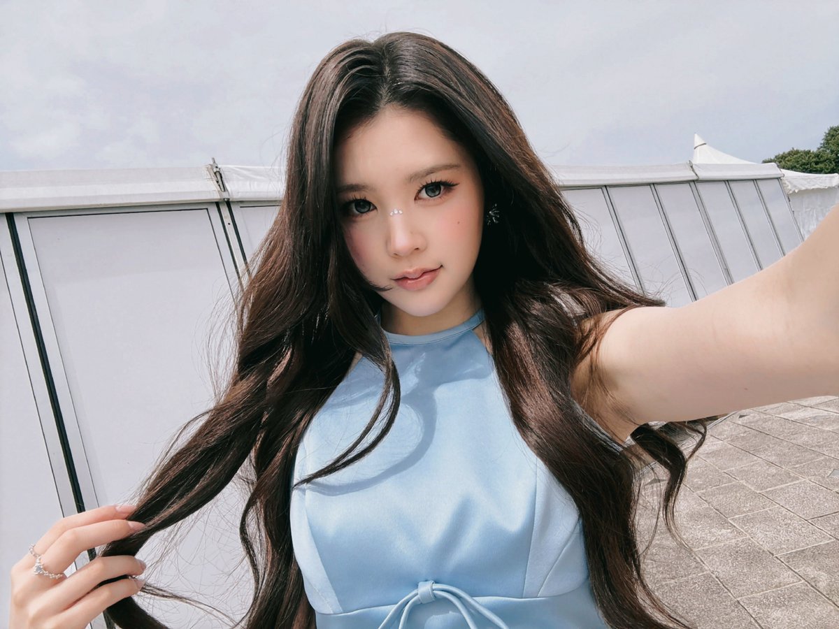 rohryuna's tweet photo. Bathed  in  gentle  daylight  and  wrapped  in  soft,  ethereal  azure  tones.  Every  hue  of  baby  blue  feels  like  a  breath  of  fresh  air—a  perfect  blend  of  grace,  warmth,  and  quiet  confidence.  Dainty  and  charming  under  the  sun.  🦋🪽 https://t.co/awqFuYDbm7