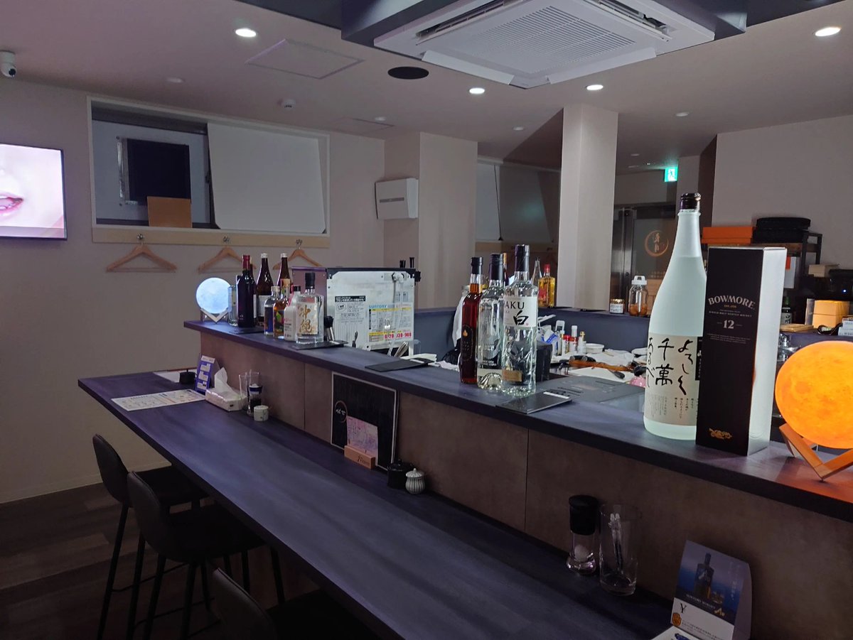 ryogetsu2026's tweet photo. 初の週末！！
間接照明が全て届いたので
店内大人モードにチェンジ致しました！
そして、改めて入り口のお願いの抜粋をご拝読お願い申し上げます🙇
そして今日は夜タイムとっても
時間があったので頑なに断ってきた
不思議煮込み9/25バージョン、
スピードメニューのみになる深夜限定で煮上げました https://t.co/yZlAa2rPhX