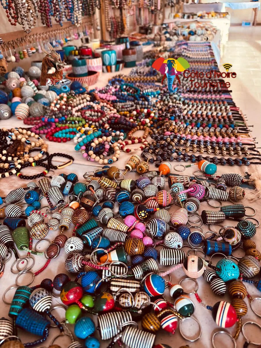 Badciss's tweet photo. #Tourisme 
À Korhogo, les perles de Kapélé: des bijoux convoitée.
Kapélé est la capitale des parures et des pièces décoratives. 
Les artisans céramistes de Kapélé utilisent leur art pour créer des objets utilitaires, porte-clés,des presse-papiers et autres parures. https://t.co/bqBMaunENj