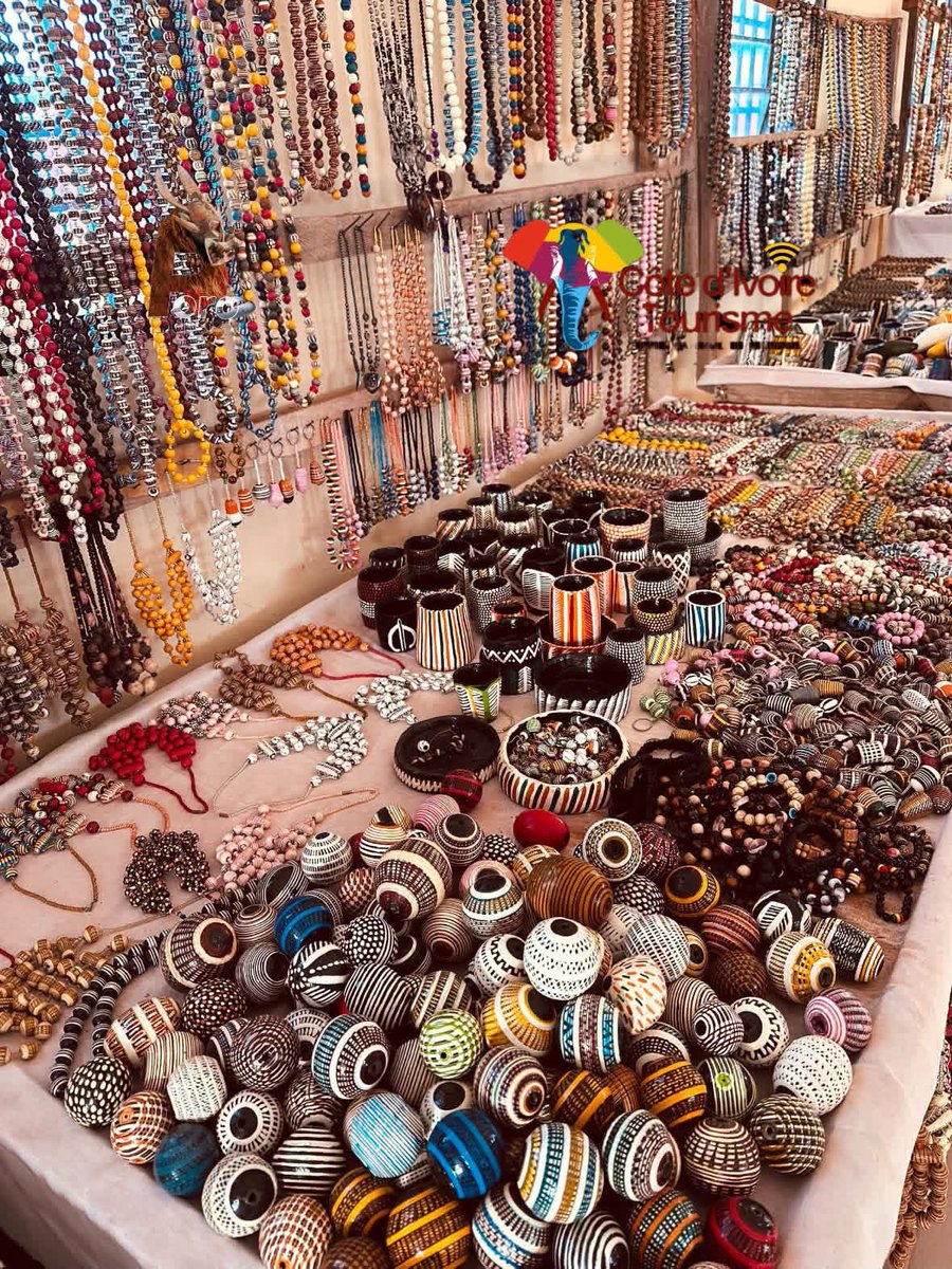 Badciss's tweet photo. #Tourisme 
À Korhogo, les perles de Kapélé: des bijoux convoitée.
Kapélé est la capitale des parures et des pièces décoratives. 
Les artisans céramistes de Kapélé utilisent leur art pour créer des objets utilitaires, porte-clés,des presse-papiers et autres parures. https://t.co/bqBMaunENj