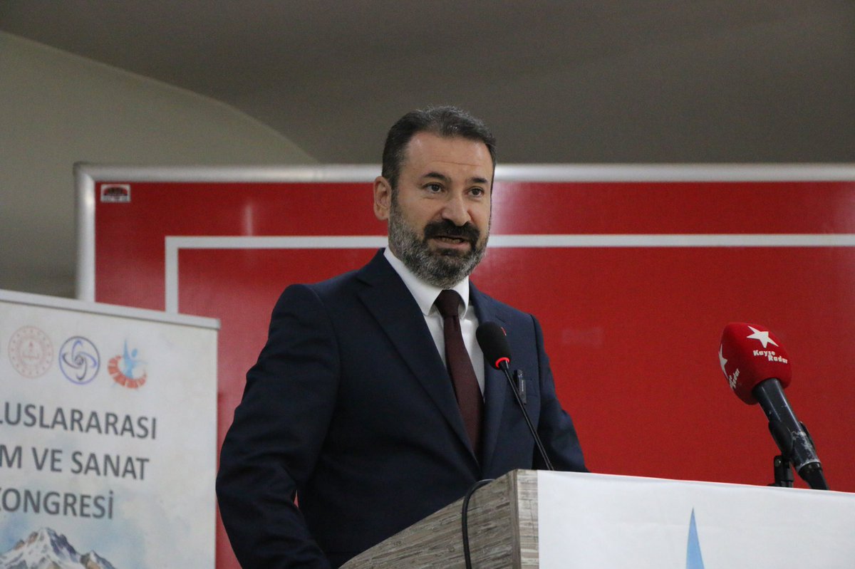 kayserimem's tweet photo. III. Uluslararası Bilim ve Sanat Kongresi Açılış Programı Gerçekleştirildi

İl Millî Eğitim Müdürümüz Coşkun Esen, Millî Eğitim Bakanlığı Özel Eğitim ve Rehberlik Hizmetleri Genel Müdürlüğü ile Kayseri İl Millî Eğitim Müdürlüğü iş birliğinde, Kayseri Çetin Şen Bilim ve Sanat Merkezi koordinasyonunda düzenlenen III. Uluslararası Bilim ve Sanat Kongresi’nin açılış programına katıldı.

25-27 Eylül 2026 tarihleri arasında Kayseri’de gerçekleştirilen kongrede; farklı disiplinlerden akademisyenler, sanatçılar, araştırmacılar ile BİLSEM öğretmen ve öğrencileri bir araya geliyor. Kongre kapsamında bilimsel düşünme, araştırma ve analitik düşünme becerilerinin geliştirilmesi, bilimsel araştırma yöntem ve tekniklerinin kullanımının teşvik edilmesi ve katılımcıların kongre deneyimlerinin artırılması amaçlanıyor.

Kongrenin açılış programına MEB Özel Yeteneklerin Geliştirilmesi Daire Başkanı Ceyhun Sarı, Sinop Üniversitesi Öğretim Üyesi Prof. Dr. Mustafa Talas, Ondokuz Mayıs Üniversitesi Öğretim Üyesi Doç. Dr. Şener Şentürk, çeşitli illerden gelen öğretmen ve öğrenciler ile akademisyenler katıldı.

@tcmeb @Yusuf__Tekin @kayserivaliligi @gokmen_cicek_ @CoskunESEN57