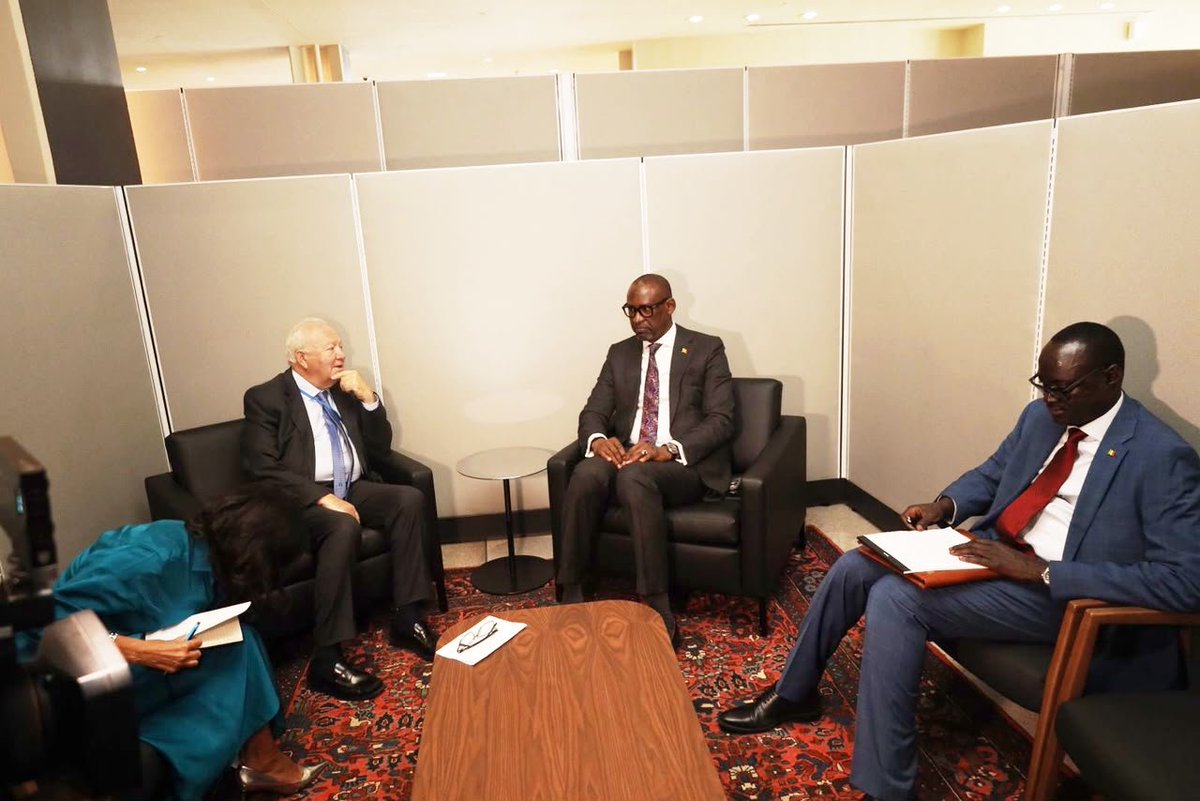 MaliMaeci's tweet photo. Poursuivant ses consultations diplomatiques durant son séjour New-yorkais, Son Excellence Monsieur Abdoulaye DIOP, Ministre des Affaires étrangères et de la Coopération internationale a eu, le jeudi 24 septembre 2026, des échanges fructueux avec ses homologues de la Fédération de Russie, de la République Arabe d’Égypte, le Secrétaire général adjoint  chargé de l’appui opérationnel aux Nations Unies et le Haut Représentant de l’Alliance des Civilisations de l'Organisation des Nations Unies (UNAOC).

Entre le Ministre DIOP et son homologue russe, les échanges ont porté sur la mise en œuvre des projets prioritaires du partenariat stratégique avec la Russie, tant dans le domaine de la défense qu’en matière du développement socio-économique. Ils ont également évoqué les dynamiques géopolitiques sous régionales liées à la lutte contre le terrorisme.

Avec son homologue égyptien, les axes stratégiques de la coopération bilatérale ont été revisités, tout en mettant l’accent sur le développement des échanges économiques et l’accroissement des investissements dans les secteurs porteurs. Ils ont, en outre, abordé la situation actuelle au Mali et au Sahel.

S’agissant des échanges avec le Secrétaire général adjoint chargé de l’appui opérationnel, l’accent a été mis sur le succès, le leadership des Autorités maliennes et les leçons tirées dans le cadre du processus de retrait et de la liquidation de la MINUSMA.

Avec le Haut Représentant  de l’UNAOC, les échanges ont porté sur le renforcement des actions de prévention et de médiation des conflits, y compris le dialogue inter-religieux pour une meilleure  préservation de la paix. 

Bureau de l’Information et de la Presse/MAECI.