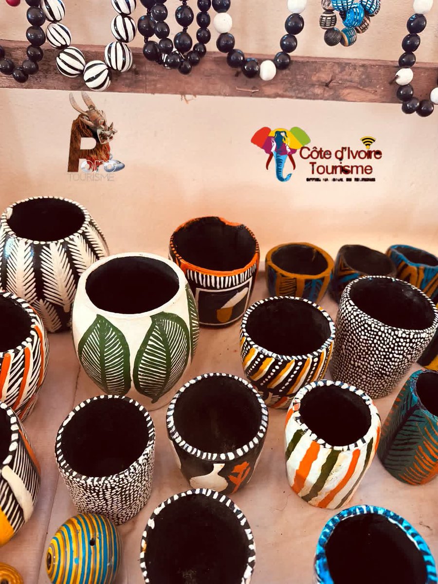 Badciss's tweet photo. #Tourisme 
À Korhogo, les perles de Kapélé: des bijoux convoitée.
Kapélé est la capitale des parures et des pièces décoratives. 
Les artisans céramistes de Kapélé utilisent leur art pour créer des objets utilitaires, porte-clés,des presse-papiers et autres parures. https://t.co/bqBMaunENj