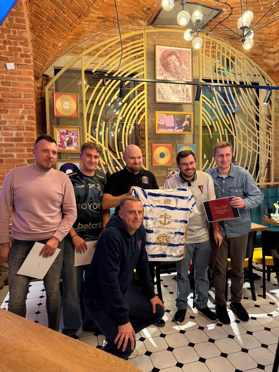DaveZielinskii's tweet photo. Wczoraj nasza ekipa @SkazaniNaPogon0 miała okazję wziąć udział w quizie o Pogoni Szczecin organizowanym przez klub oraz @pilkarski_quiz (organizacja 🔝). Jak nam poszło? 1 miejsce i 42/44 pkt 🫡 
Brawo dla ekipy: @robjuszczyk, @PiotrStolarczy4, @krisu800, @PatMas531217! 

Wszystkim dziękujemy za dobrą zabawę i na pewno weźmiemy udział w następnych quizach, do czego wszystkich zachęcamy! 💙❤️